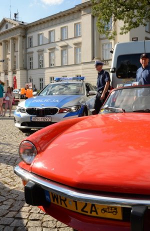 Zabytkowe auto oraz oznakowany radiowóz