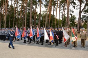 Zastępca Komendanta Głównego Policji nadinsp. Kamil Bracha podczas przywitania z pocztami sztandarowymi