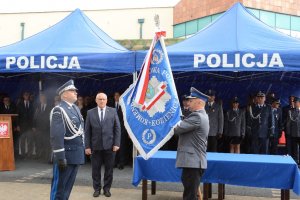 Zastępca Komendanta Głównego Policji nadinsp. Kamil Bracha podczas przekazania Sztandaru Komendantowi Powiatowemu Policji insp. Tomaszowi Cybulskiemu