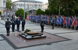 Zastępca Komendanta Głównego Policji nadinsp. Tomasz Bracha wraz z osobami towarzyszącymi podczas składania kwiatów