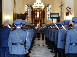 pododdziały policyjnej asysty honorowej w kościele garnizonowym p.w. św. Stanisława Biskupa w Radomiu