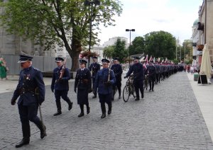 Grupa Rekonstrukcji Historycznej III Okręgu Policji Państwowej – Komisariat w Radomiu podczas przemarszu na Plac Jagielloński w Radomiu