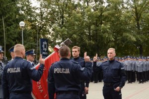 ślubowanie na sztandar nowoprzyjętych policjantów