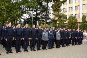 Komendant Wojewódzki Policji mł. insp. Zbigniew Mikołajczyk w towarzystwie zastępców: podinsp. Sebastiana Strzeżka i mł. insp. Dariusza Krzesickiego oraz nowoprzyjętych policjantów