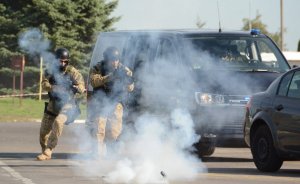 Policjanci zatrzymują niebezpiecznego przestępcę