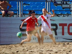 Kobiety grające w piłkę na plaży