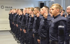 Umundurowani policjanci stojący w szeregu