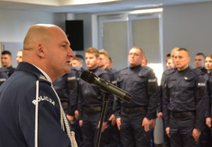 Umundurowani policjanci stojący w szeregu