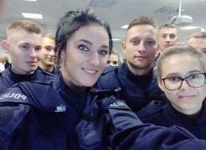 Umundurowani policjanci robiący zdjęcie