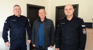 Umundurowani policjanci i osoba cywilna