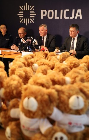 Osoby siedzące za stołem konferencyjnym