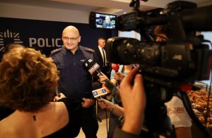 Umundurowany policjant stojący przed kamerą