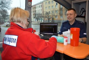 Umundurowany policjant oddający krew