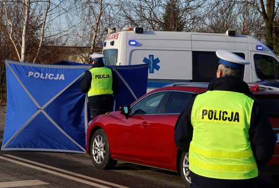 Policjanci na miejscu wypadku drogowego