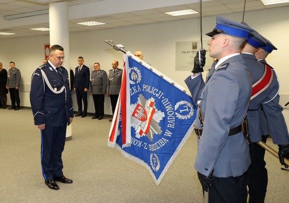 Umundurowani policjanci stojący na sali konferencyjnej