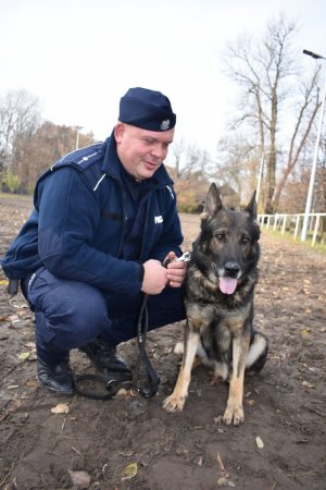 Mł. asp. Radosława Sworobow z psem Harysem