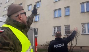 Policjant i żołnierze WOT w czasie patrolu