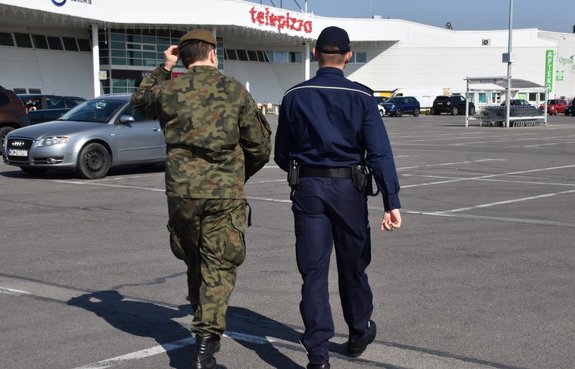 Policjant i żołnierze WOT w czasie patrolu