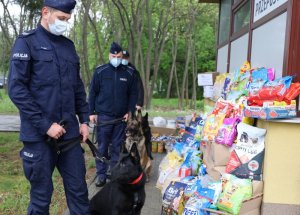 policjanci wraz z karmą która przekazywali