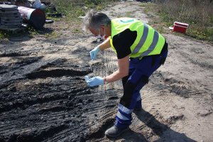 Przedstawiciel Inspektoratu Ochrony Środowiska podczas pobierania próbek