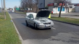 Spalony pojazd stojący na drodze