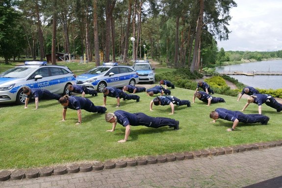 Umundurowani policjanci robiący pompki