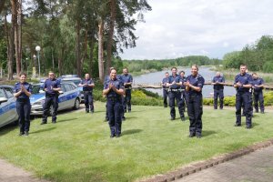 Umundurowani policjanci robiący pompki