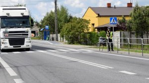 Policjanci kontrolujący samochody na drodze