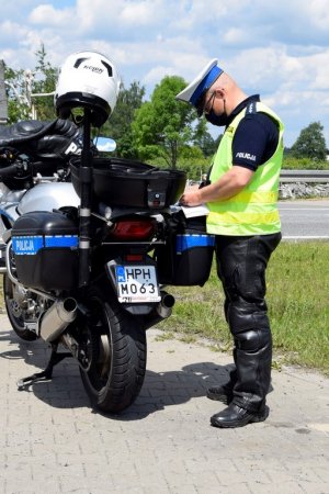 Policjanci kontrolujący samochody na drodze