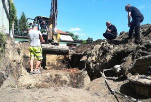 Przedstawiciele IPN prowadzący prace na terenie parkingu policyjnego