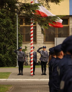 81 nowych policjantów zasiliło szeregi garnizonu mazowieckiego - podniesienie flagi narodowej