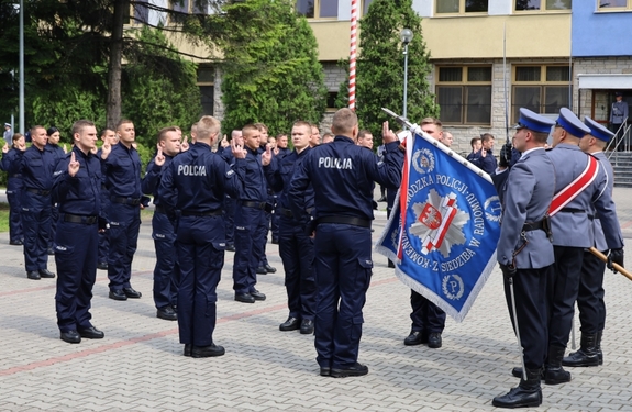 Nowi policjanci ślubują na sztandar