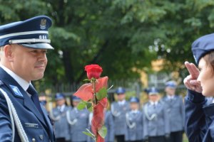 Komendant Wojewódzki Policji insp. Michał Ledzion wręcza nowym 14 funkcjonariuszkom róże z okazji obchodzonej w tym roku 95. Rocznicy Powołania Policji Kobiecej