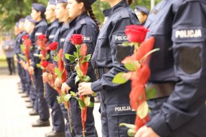 14 funkcjonariuszek z różami z okazji obchodzonej w tym roku 95. Rocznicy Powołania Policji Kobiecej
