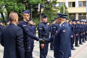 Komendant Wojewódzki Policji insp. Michał Ledzion gratuluje po ślubowaniu