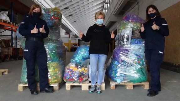 Policjantki podczas przekazania zebranych nakrętek