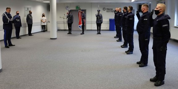 Umundurowani policjanci ślubują na sztandar