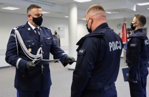 Umundurowani policjanci stojący w szeregu