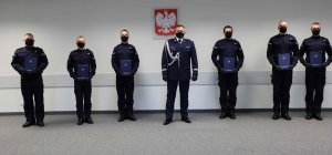 Umundurowani policjanci stojący w szeregu