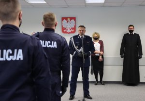 Ślubowanie nowo przyjętych policjantów, do których przemawia Komendant Wojewódzki Policji zs. w Radomiu nadinsp. Michał Ledzion