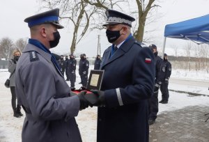 Dwaj umundurowani policjanci w maseczkach