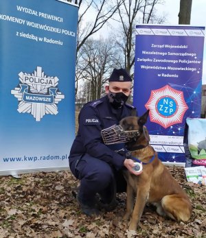 Policjant z psem służbowym