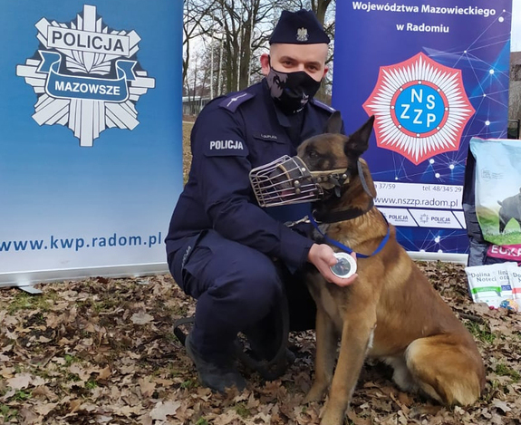 Policjant z psem służbowym