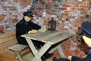 policjant przy stole - rekonstrukcja