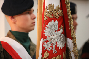 żołnierz ze sztandarem