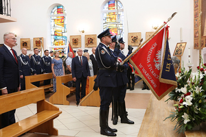 poczet sztandarowy przed ołtarzem
