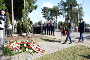 złożenie kwiatów przez dyrektora Biura edukacji historycznej muzeum policja komendy głównej policji inspektora Roberta Horosza