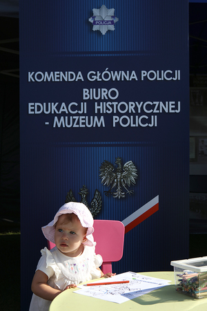 dziewczynka koloruje kolorowanki przy stoisku biura edukacji historycznej