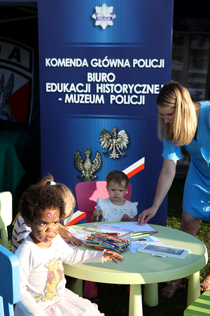 dzieci kolorują kolorowanki