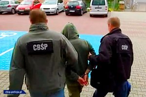 Policjanci CBŚP z osobą zatrzymaną